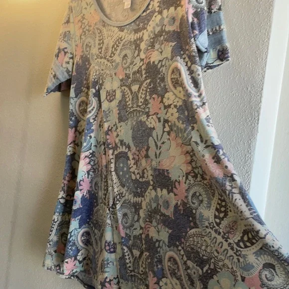 LuLaRoe XS Simply Comfortable Perfect T - Picture 9 of 17